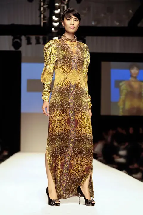 Arabian Nomads : Exclusive Arab Dress Collection at DFW, SS11 17 A long jalabiya-style kaftan in satin silk, printed with animal and snake textures
